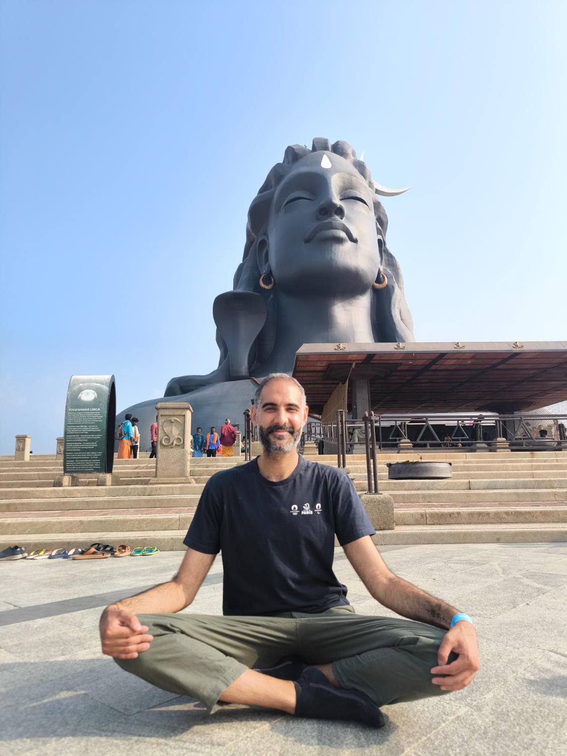 Luv devant la statue d'Adiyogi, en Inde